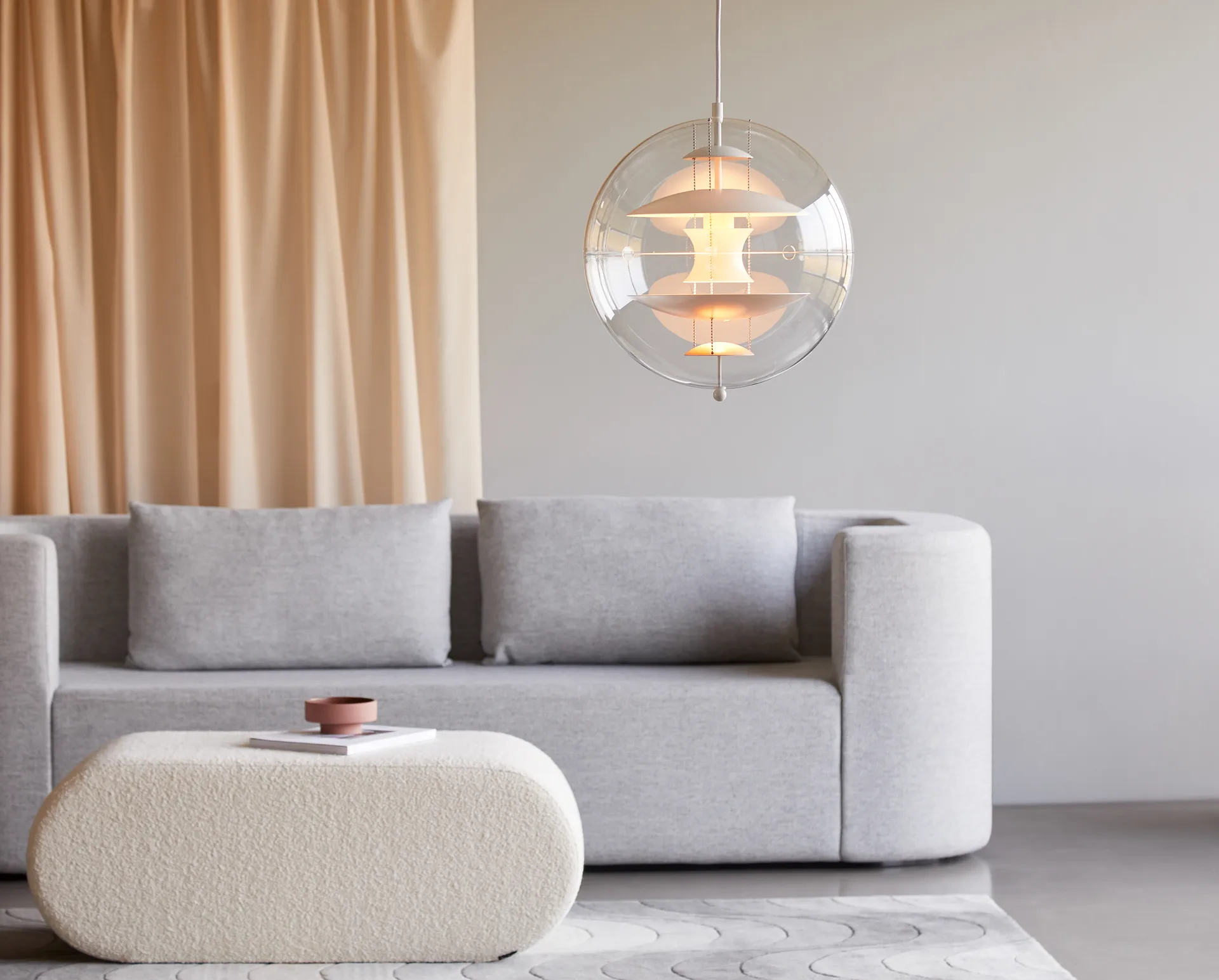 VP Globe Warm Peach ceiling lamp, Ø40 cm Verpan