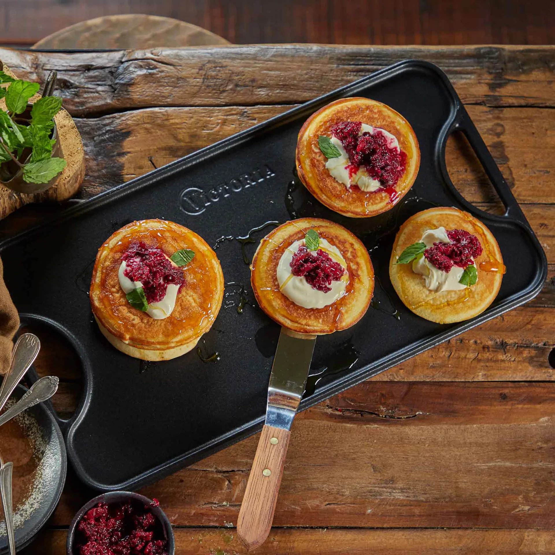 Cast iron reversible griddle 25x47 cm, Black Victoria