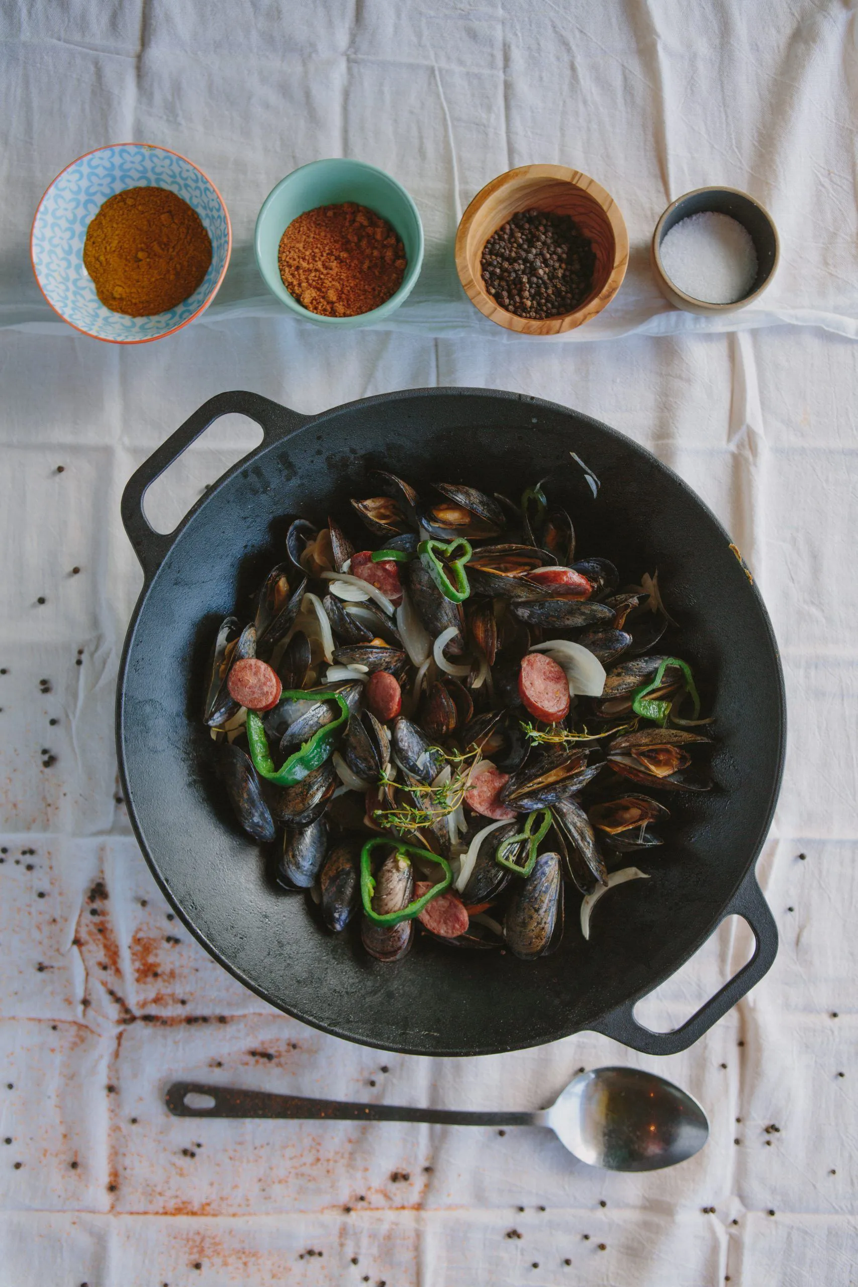 Cast iron wok pan 36 cm, Black Victoria