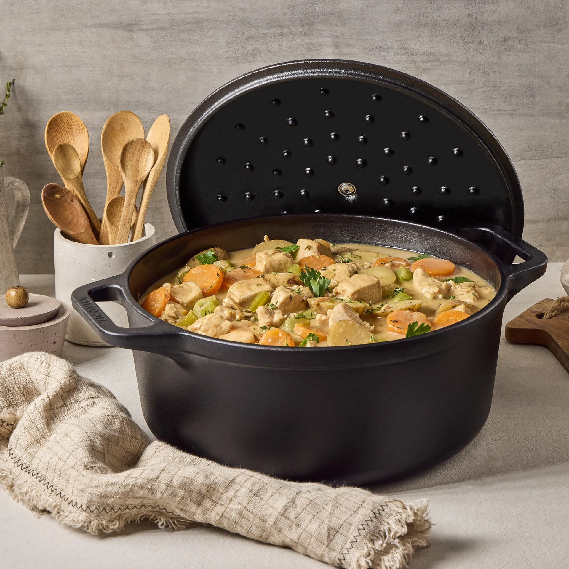 Victoria cast iron casserole, enamelled, 5.7 l Victoria
