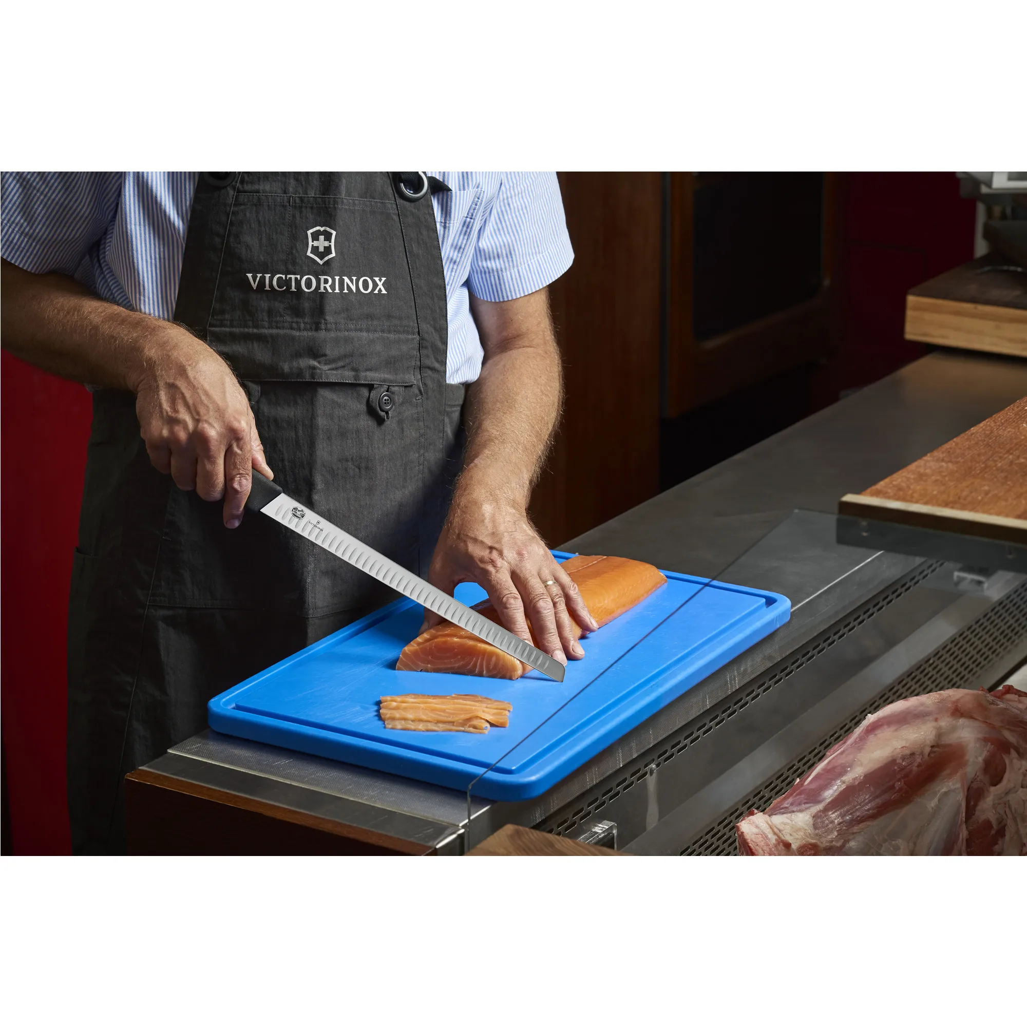 Fibrox salmon knife serrated 30 cm from Victorinox - NordicNest.com