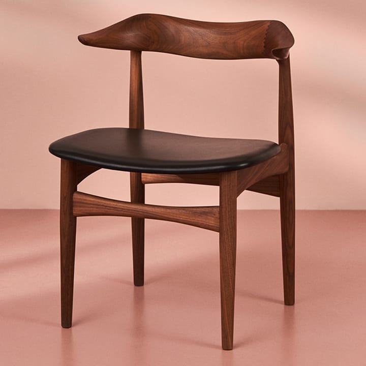 Cow Horn chair - Leather black, walnut legs - Warm Nordic