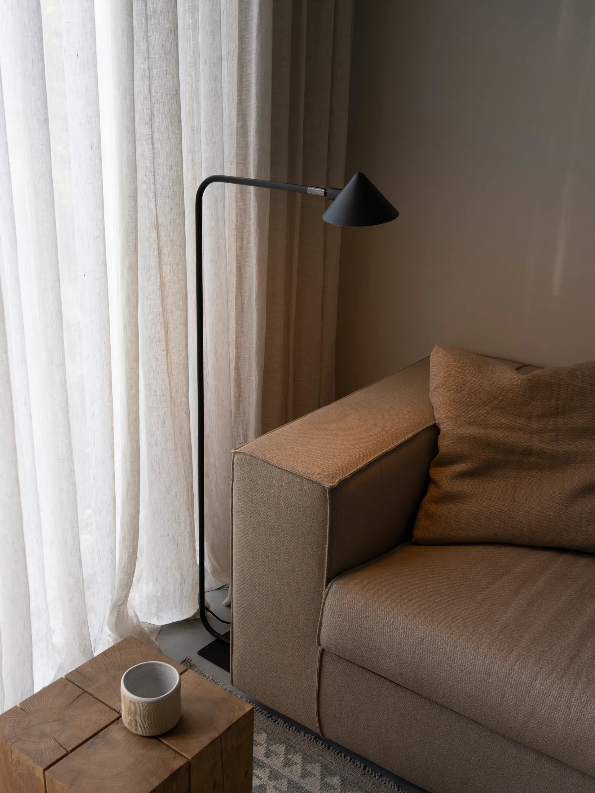 Kuro floor lamp, Black, Ø14x120 cm Watt & Veke