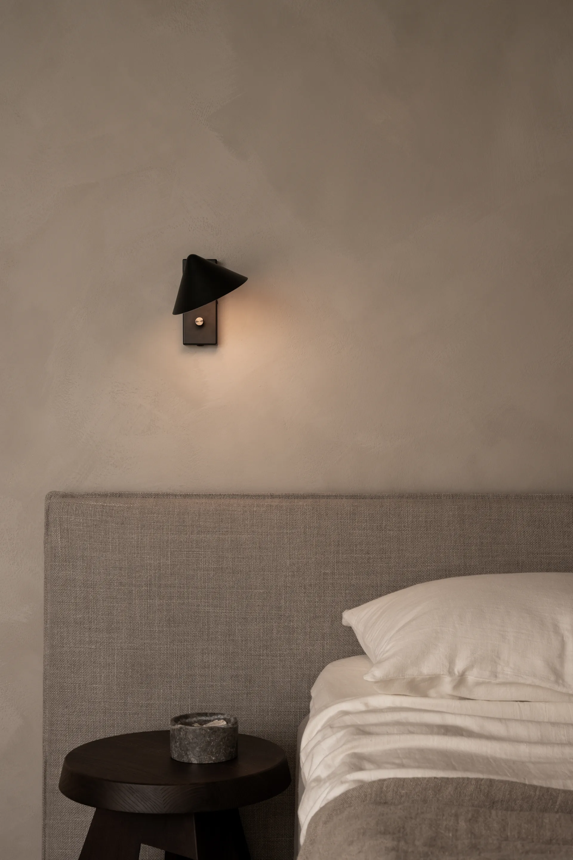 Kuro wall lamp, Black, Ø14x16 cm, read Watt & Veke