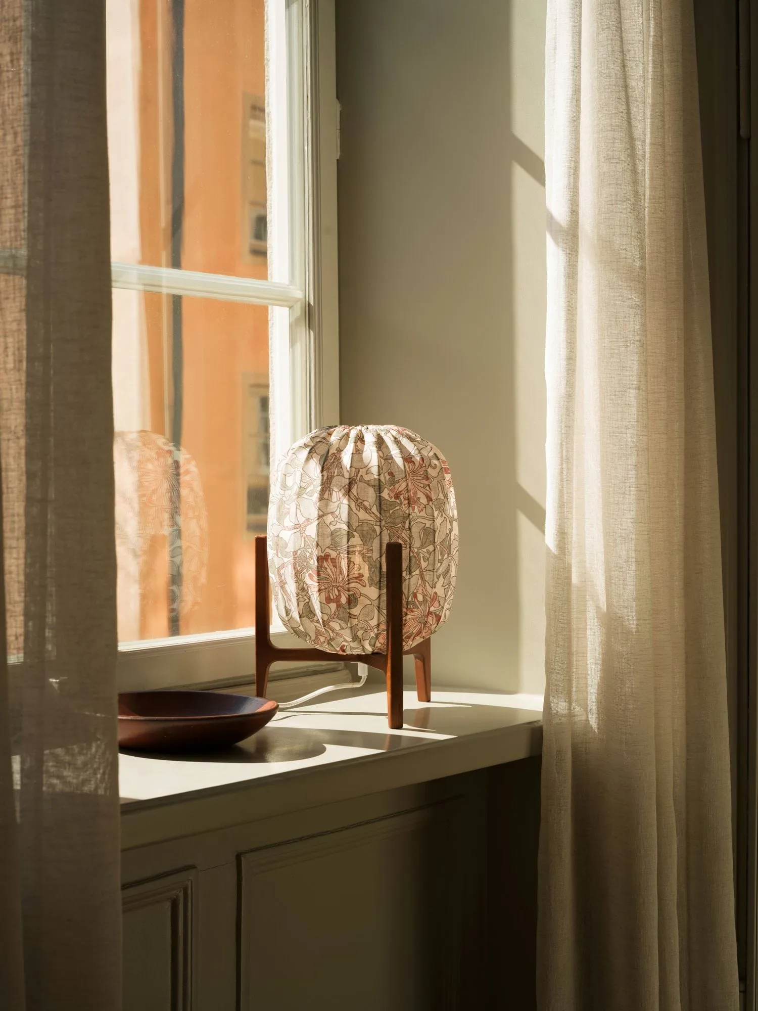 Prisma table lamp, Dark ash-Honeysuckle beige, Ø27x42 cm Watt & Veke