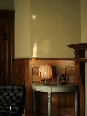 Prisma table lamp - Dark ash-Honeysuckle beige, Ø27x42 cm - Watt & Veke