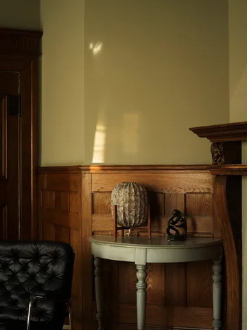 Prisma table lamp - Dark ash-Honeysuckle beige, Ø27x42 cm - Watt & Veke