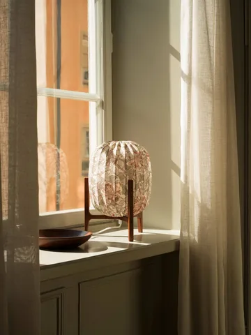 Prisma table lamp - Dark ash-Honeysuckle blush, Ø27x42 cm - Watt & Veke