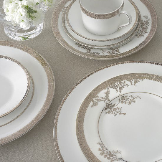 Vera Wang Lace Gold deep plate from Wedgwood - NordicNest.com