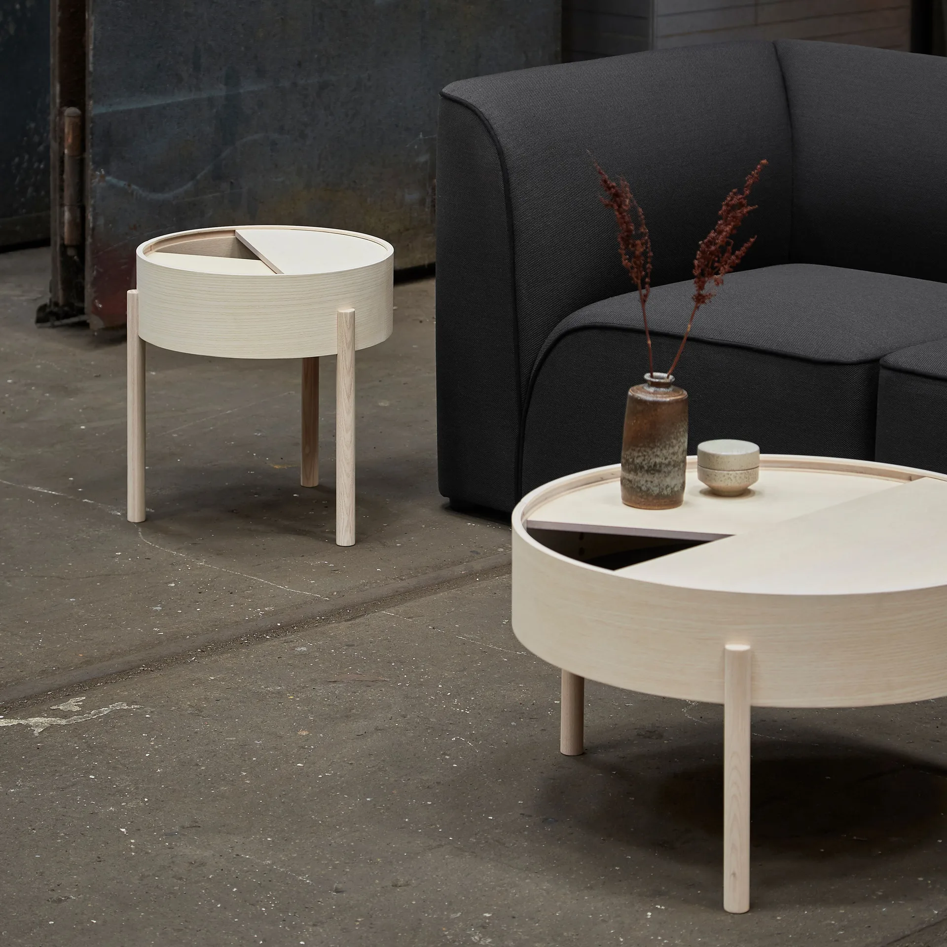 Arc coffee tableØ66 cm, White-pigmented ash Woud