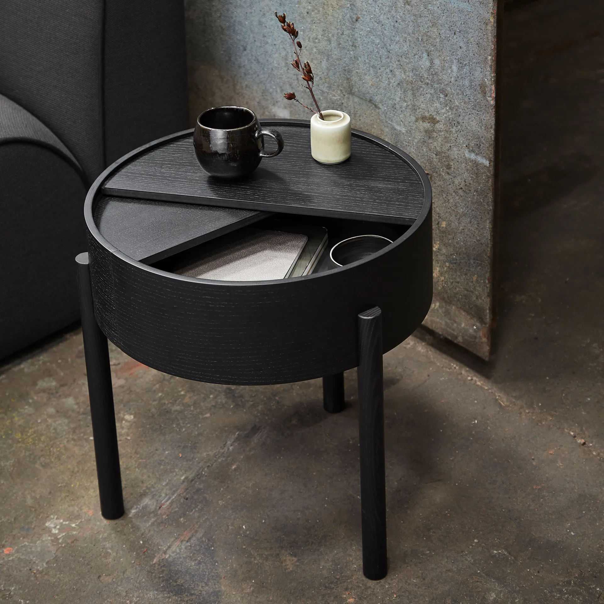 Arc side table, Black-ash Woud