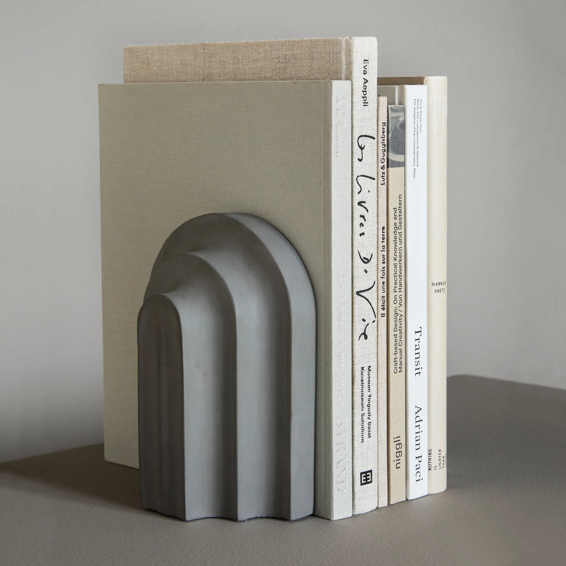 Arkiv bookend, grey concrete Woud