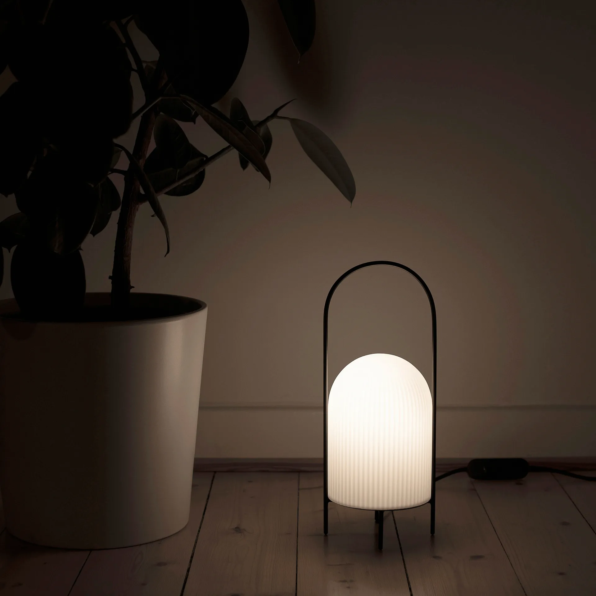 Ghost table lamp, Black-whitet opalglass Woud