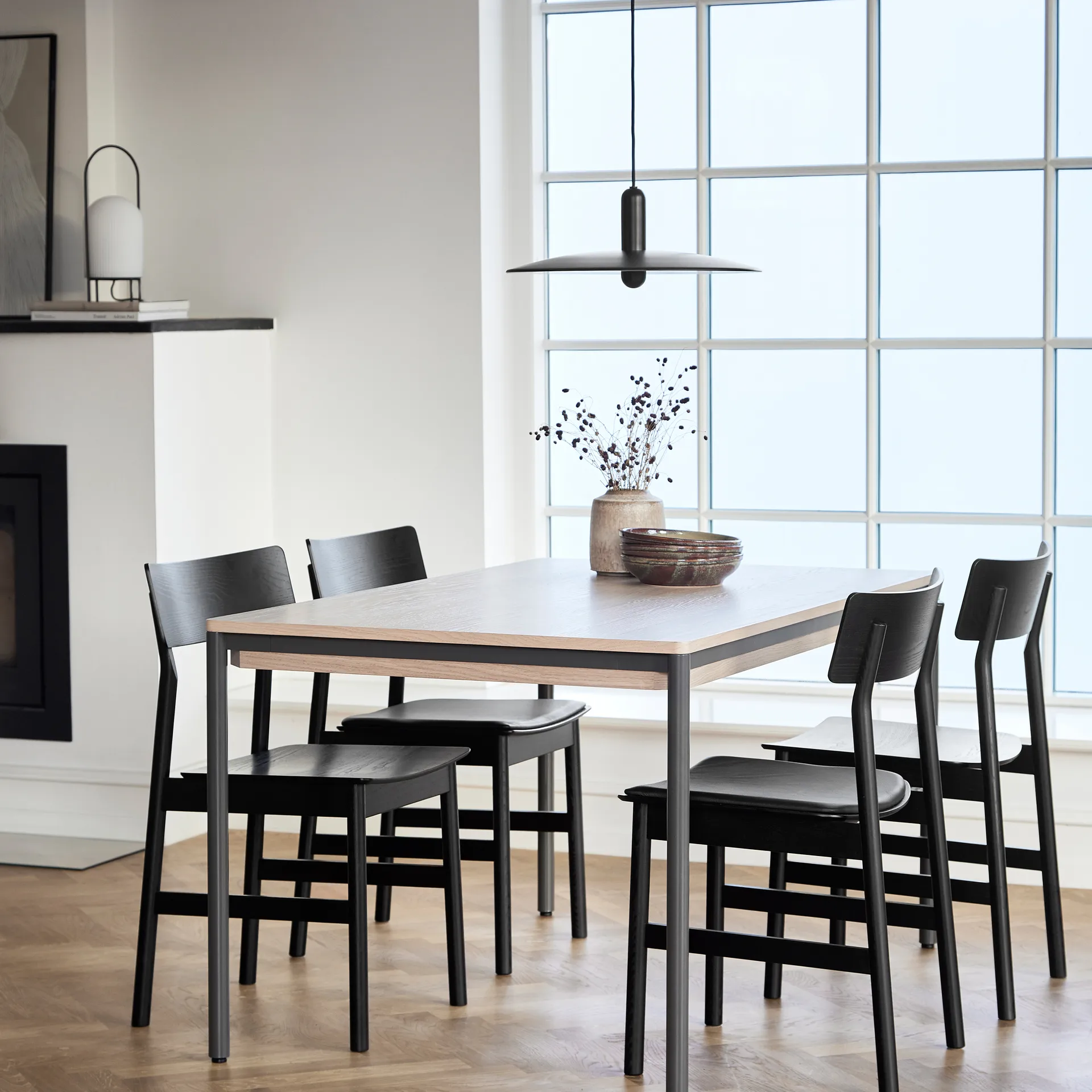 Ghost table lamp, Black-whitet opalglass Woud