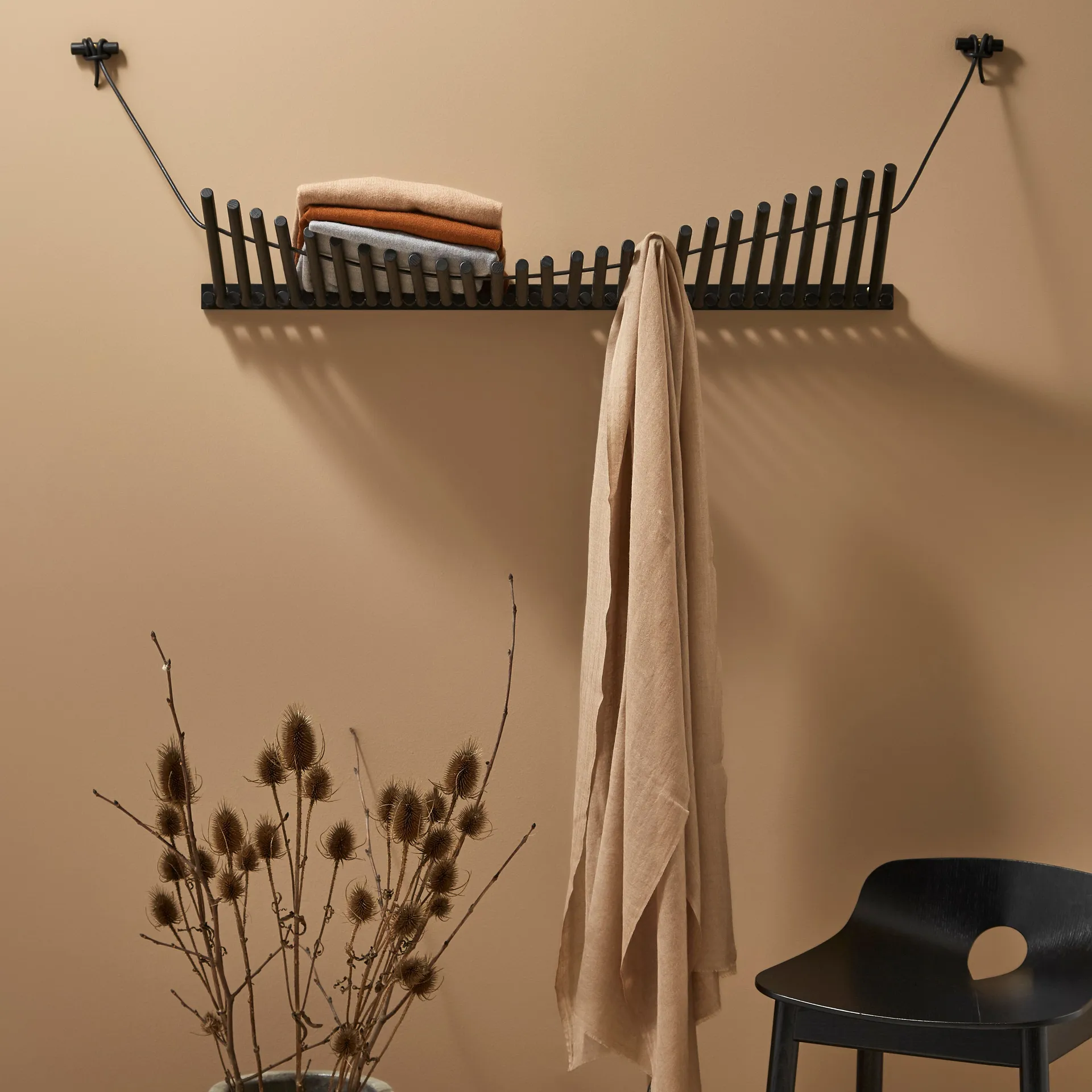 Knaegt hanger, painted black oak Woud