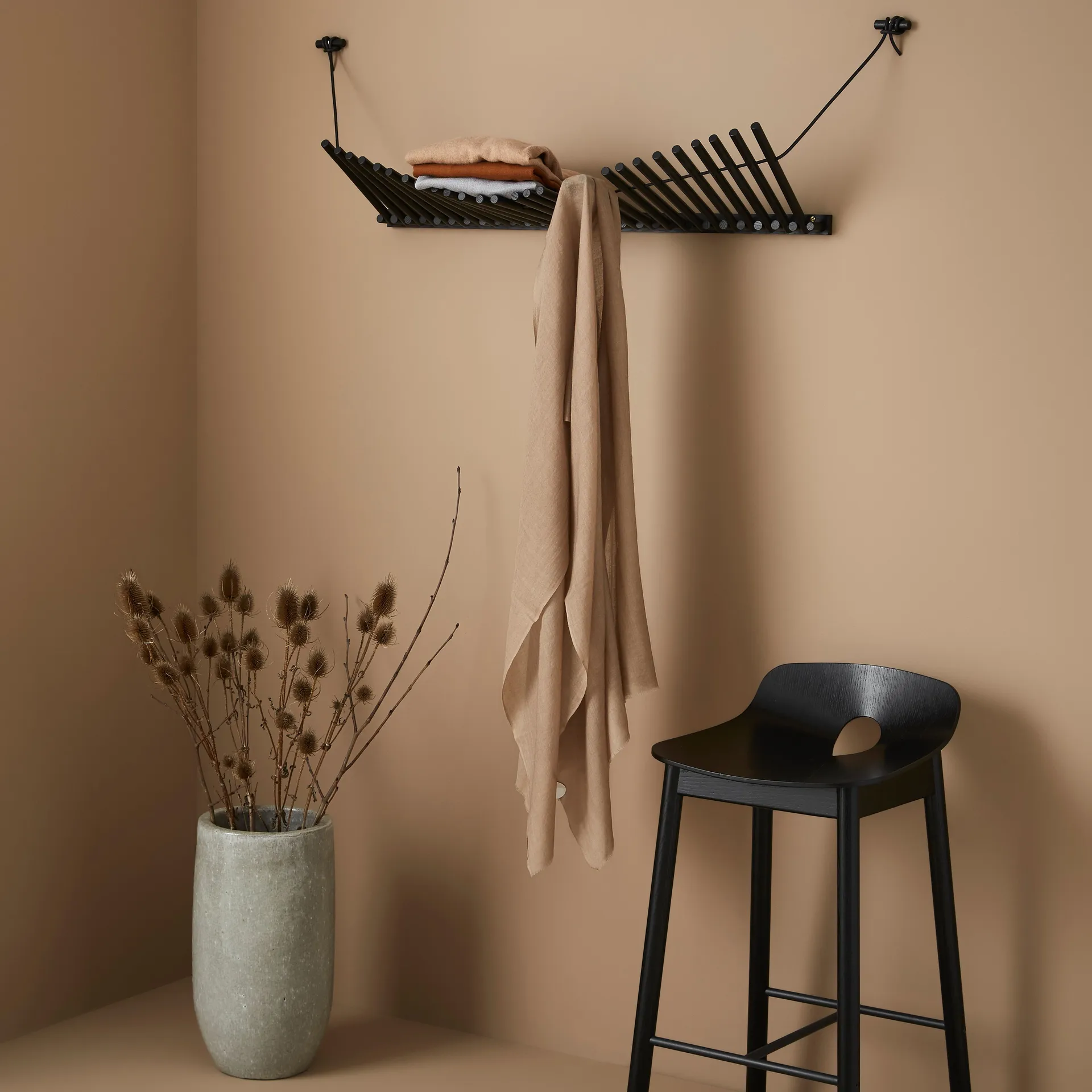 Knaegt hanger, painted black oak Woud