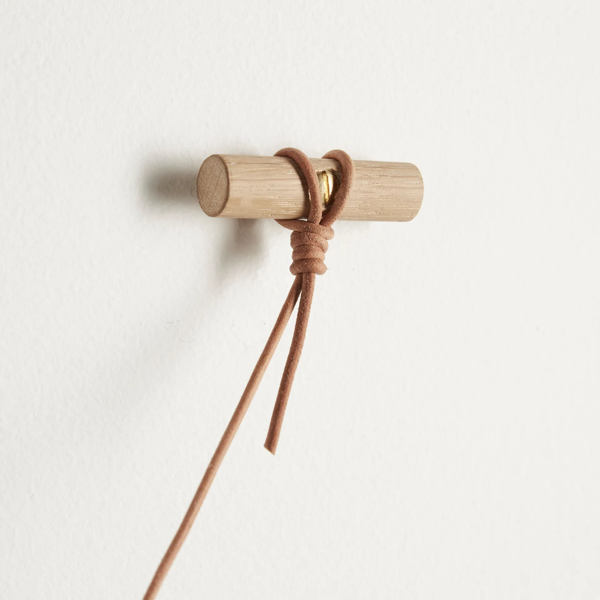 Knaegt hanger, white pigmented oak Woud