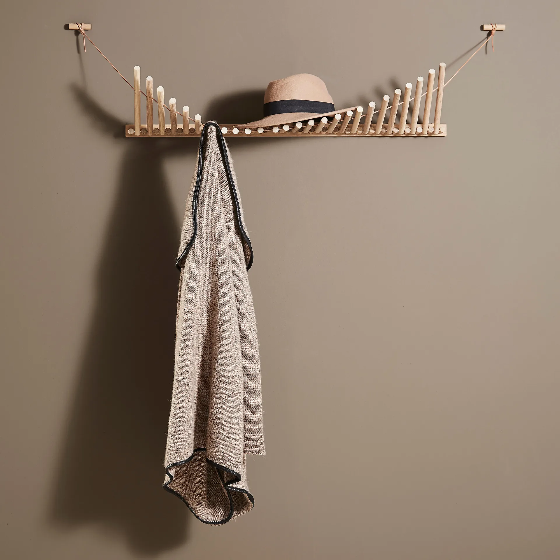 Knaegt hanger, white pigmented oak Woud