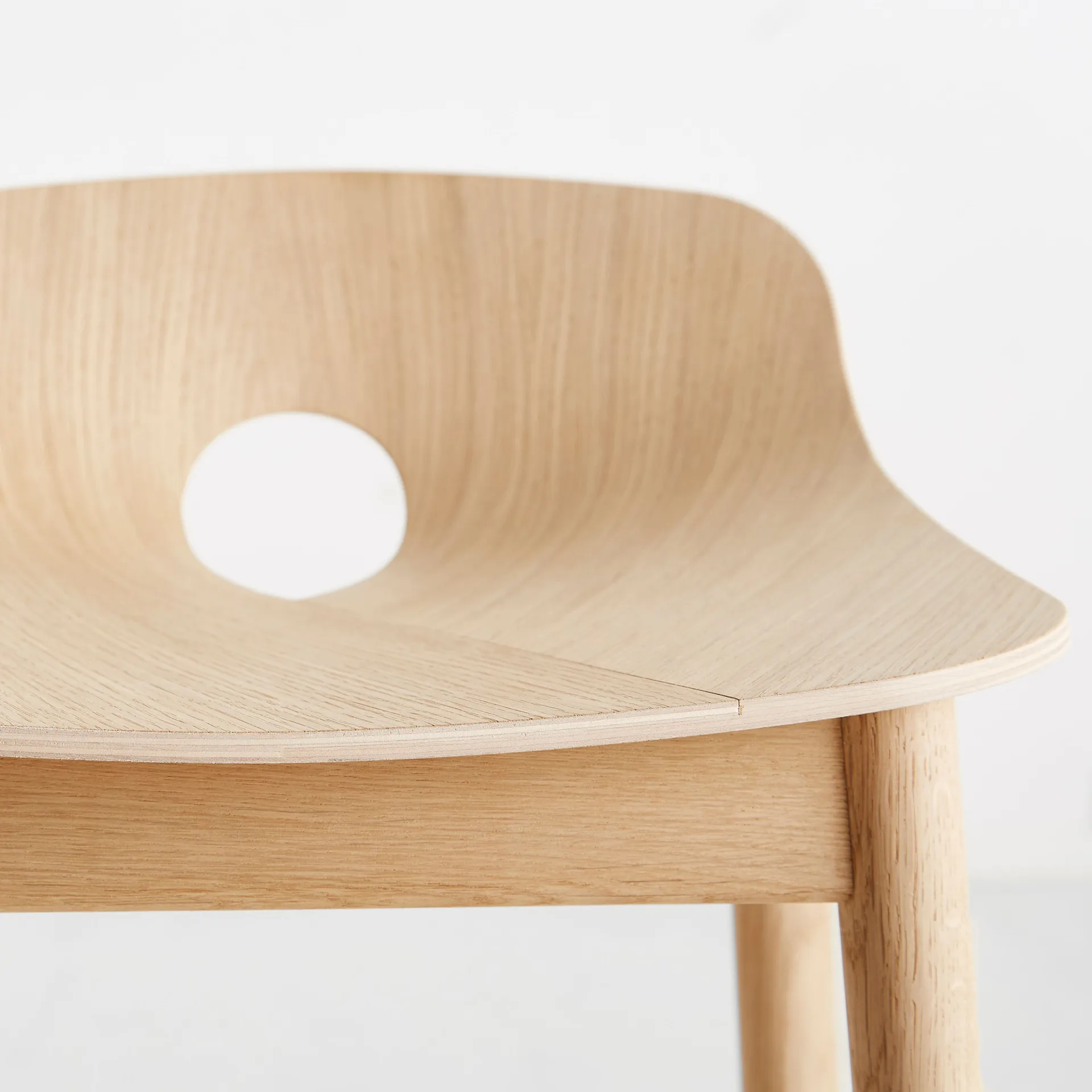 Mono barstool, White pigmented oak Woud
