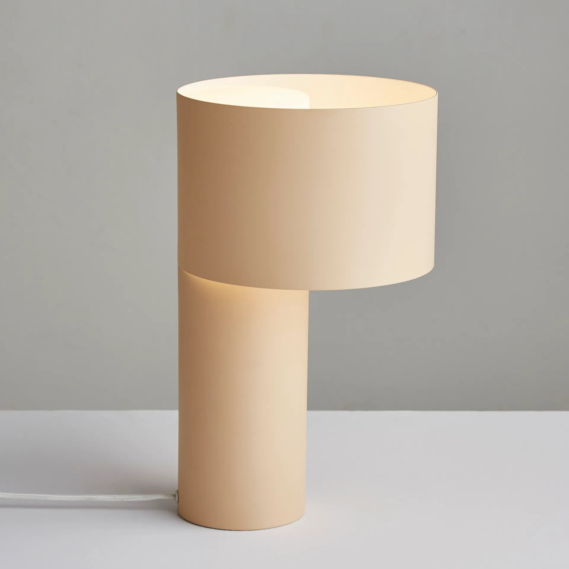 Tangent table lamp, sand Woud