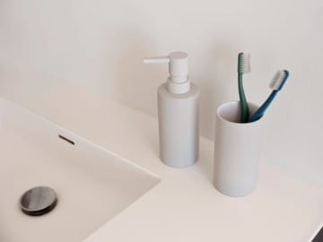 Solo toothbrush mug - Soft Grey - Zone Denmark