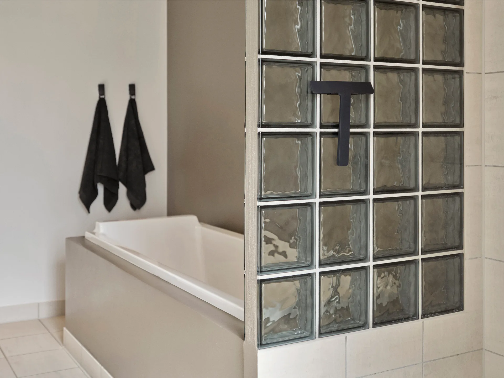 Ume scraper with holder, Black Zone Denmark