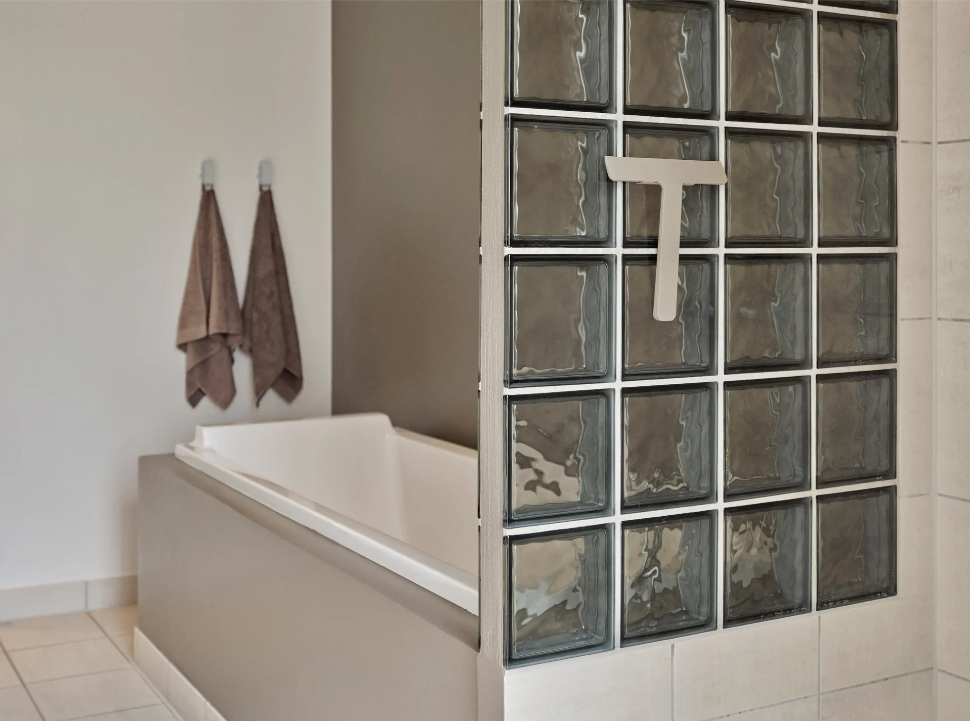 Ume scraper with holder, Taupe Zone Denmark