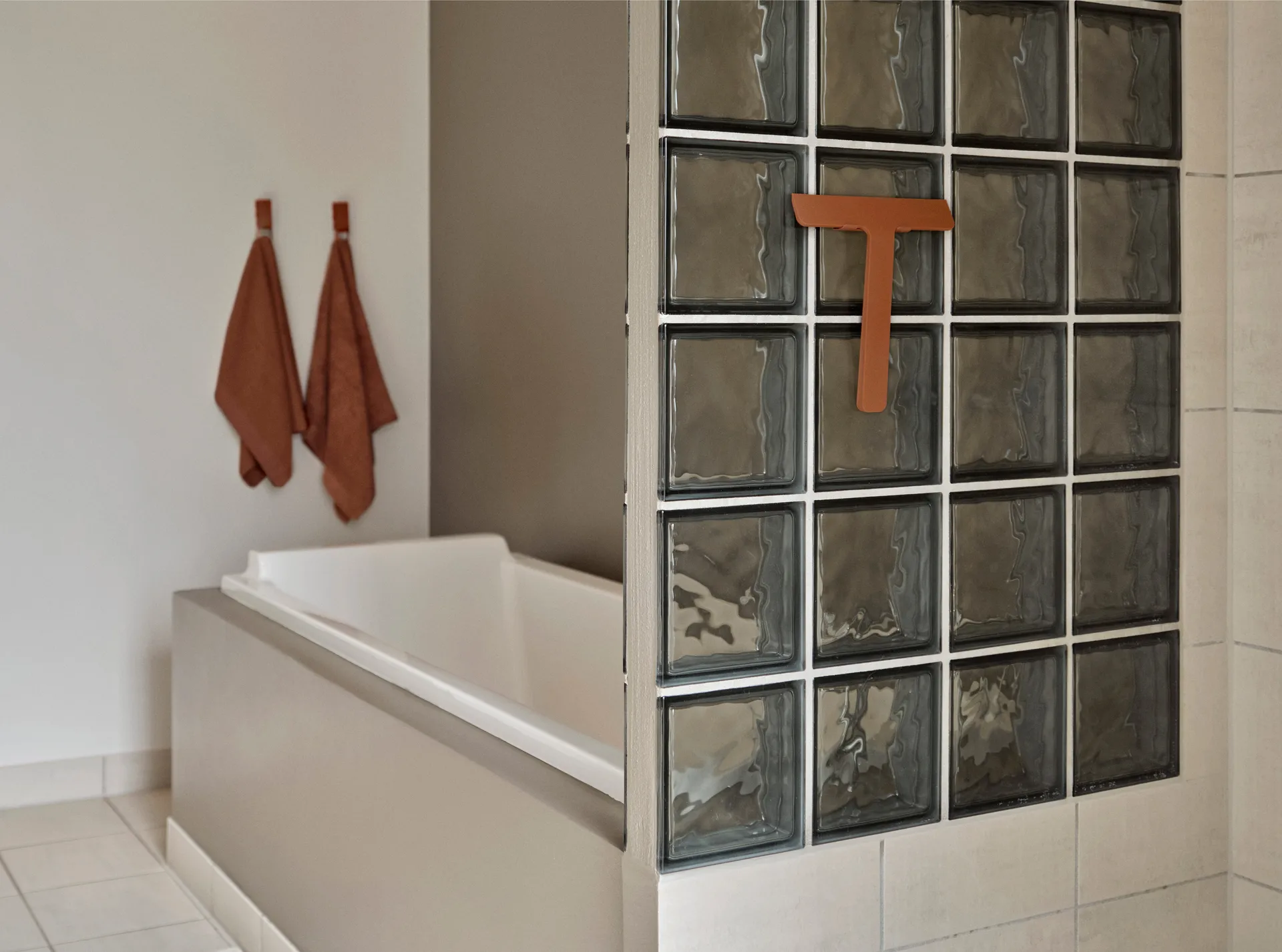 Ume scraper with holder, Terracotta Zone Denmark