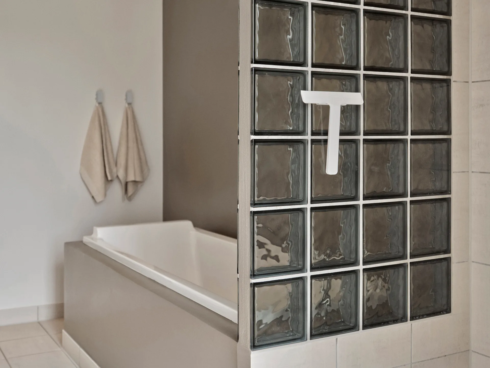 Ume scraper with holder, White Zone Denmark