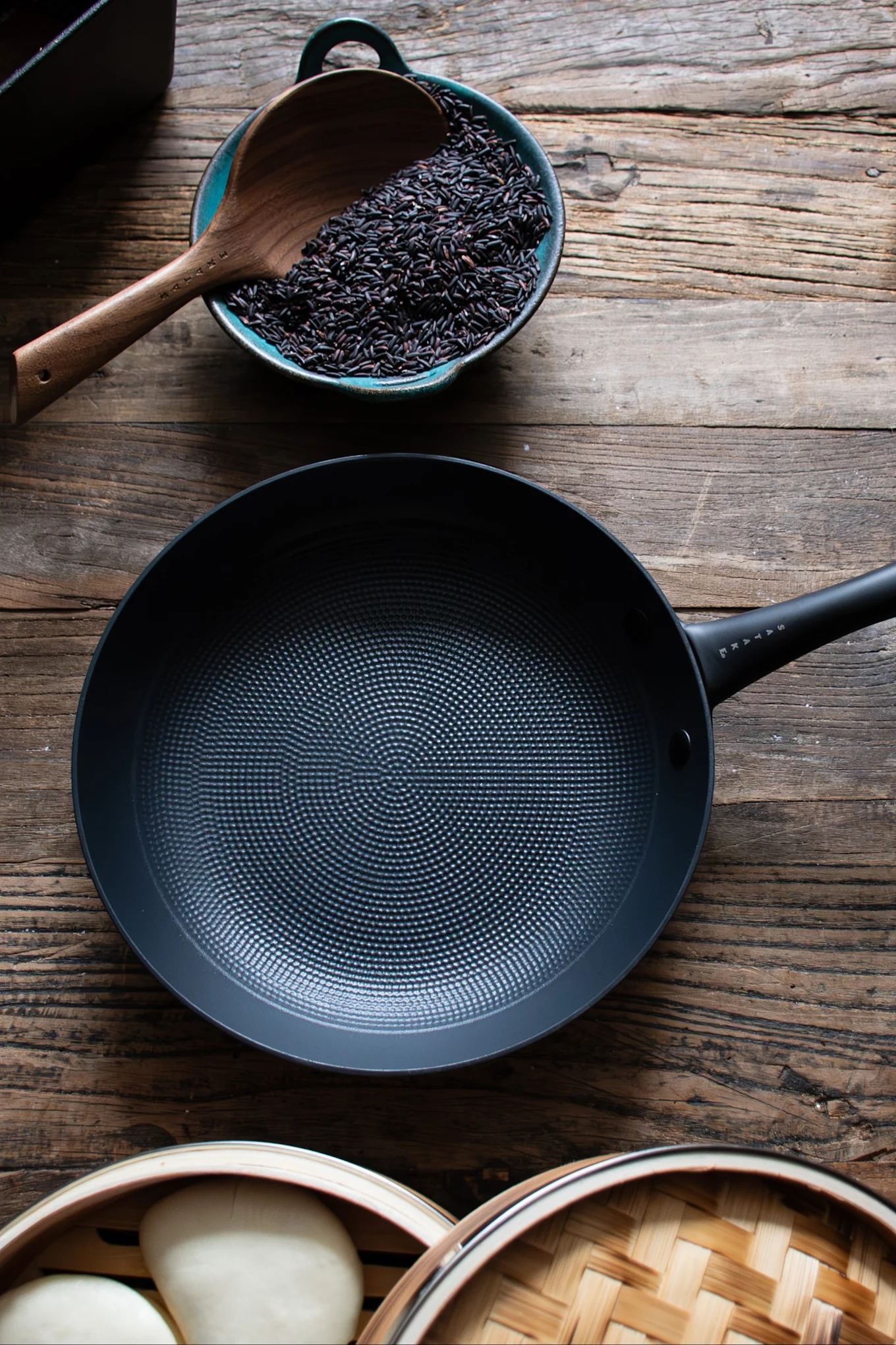 A frying pan in lightweight cast iron that makes a perfect Christmas gift for the holidays.
