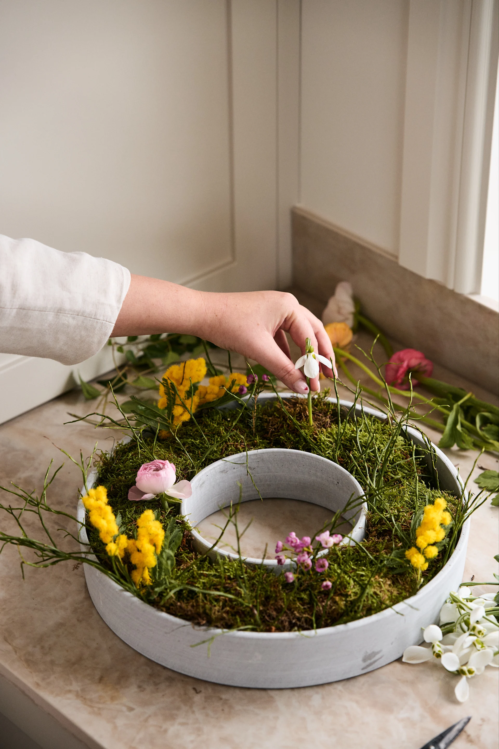 Easter decoration: Convert the Advent wreath The Ring from House Doctor into an Easter wreath and decorate it with spring flowers!