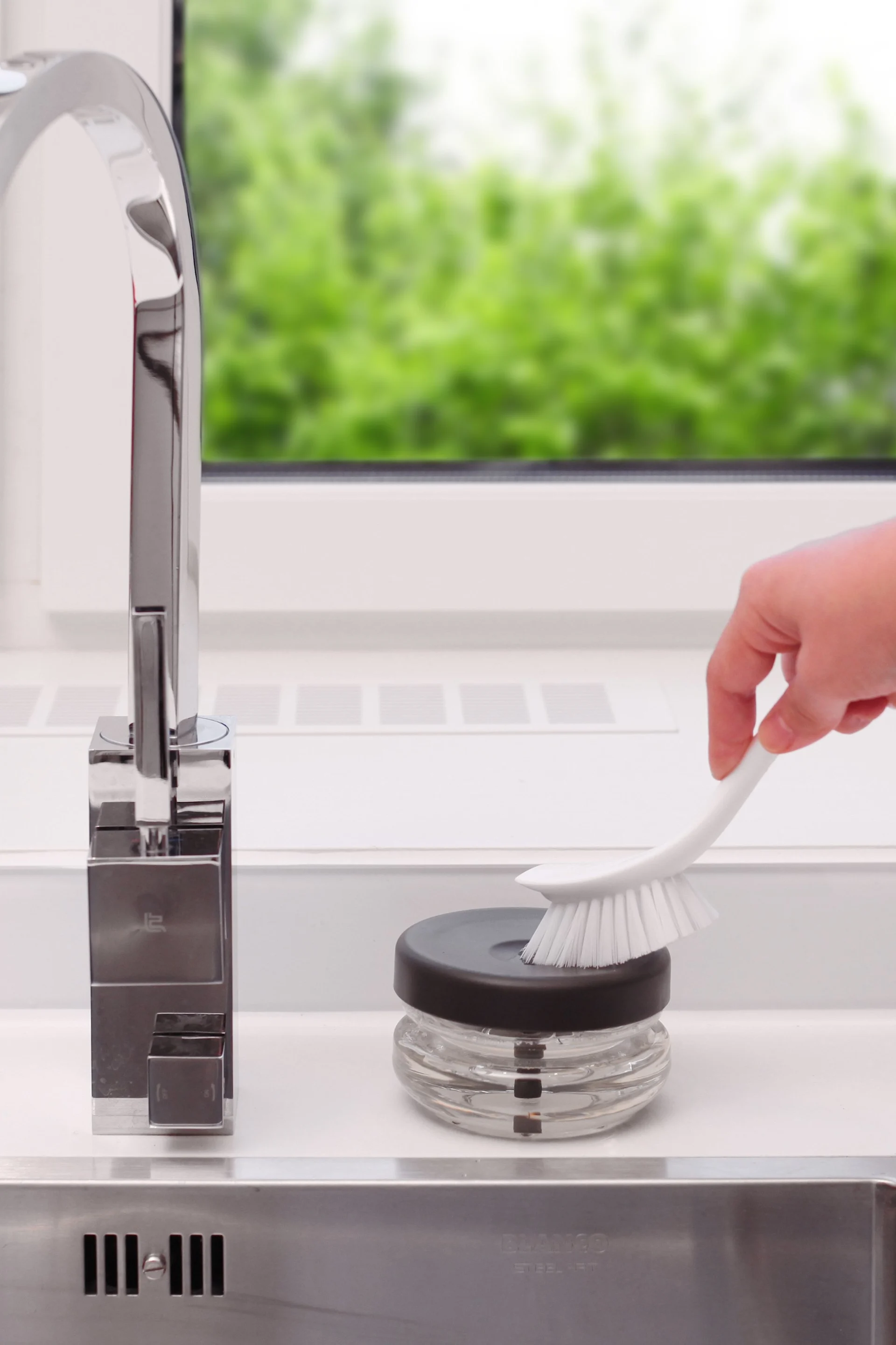 With the Bosign washing-up liquid dispenser, pans can be cleaned in no time at all.