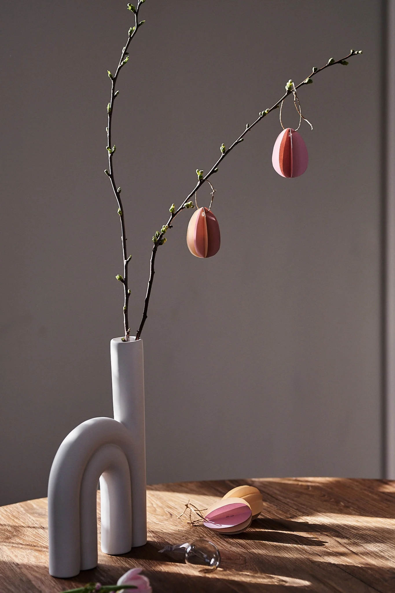 An Easter tree in the Rope Vase from DBKD with home-made paper eggs as an Easter decoration.