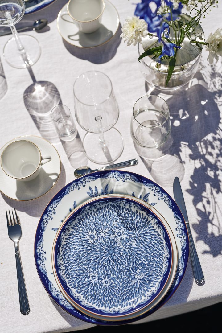 Traditional table setting for a midsummer party is white and blue, these Ostindia plates from Rörstrand are perfect. 