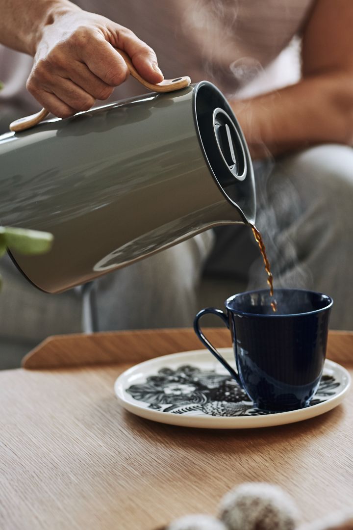 Enjoy a Swedish fika with the Midnight blue mug from Swedish Grace and the grey Emma thermos from Stelton.  