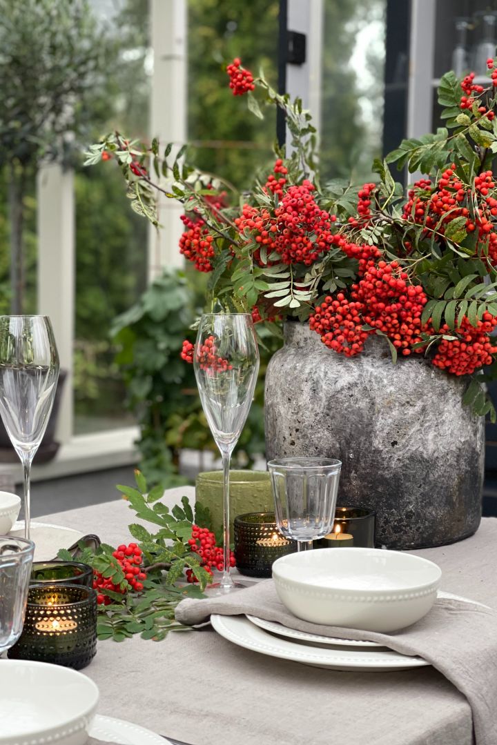 The red rowan berries add a natural element to this simple and elegant table setting from influencer @villasjovik.