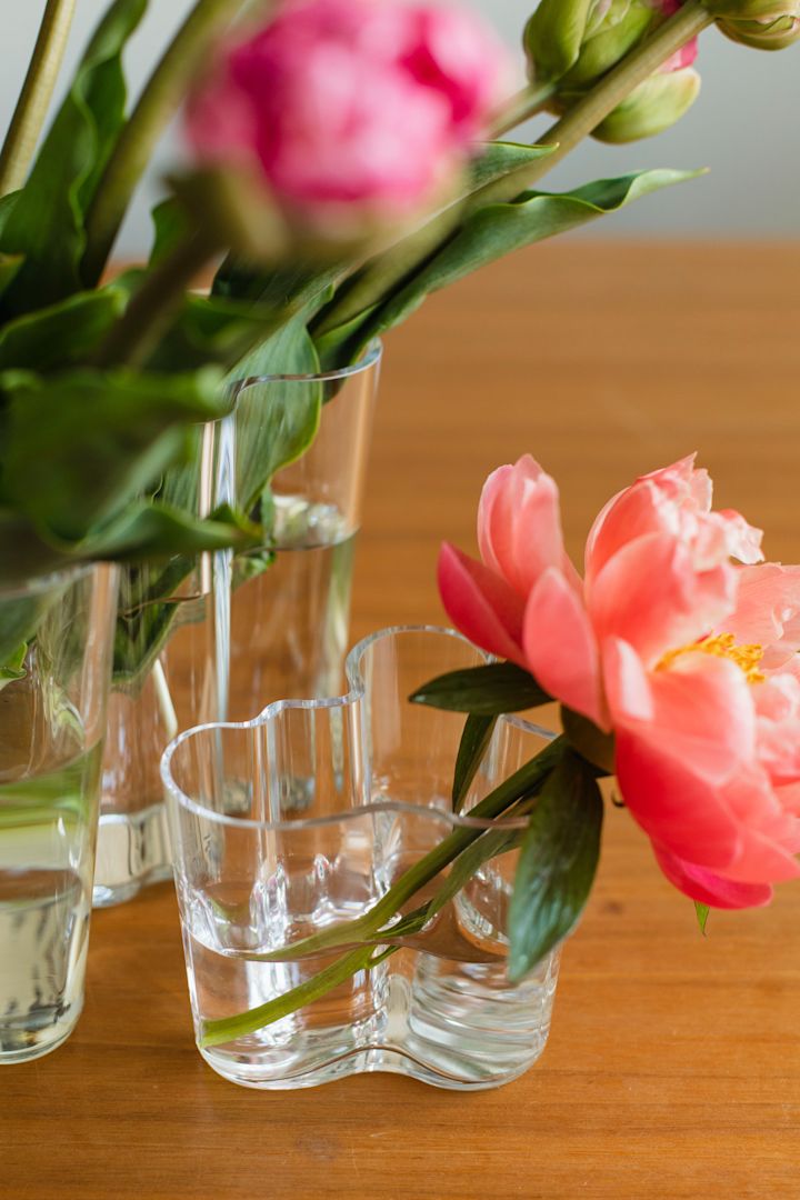 @ebbavonsyndow decorates here Alva Aalto vases with bright spring flowers. 