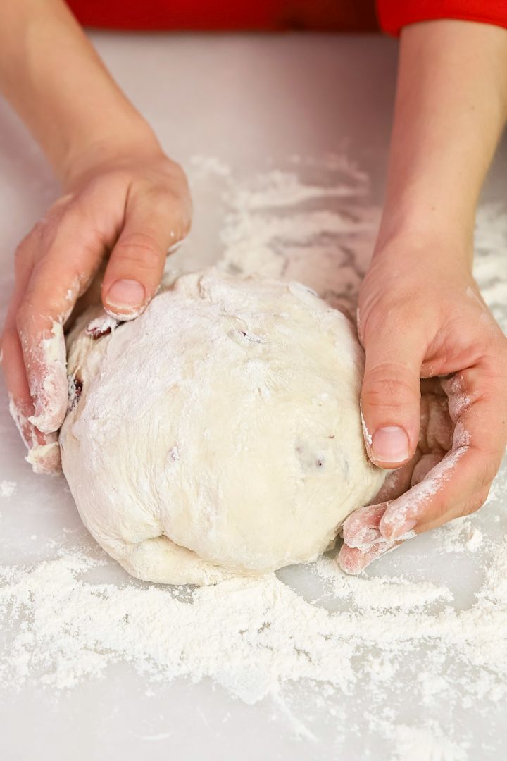 Christmas baking recipes from Baka med Frida - A classic combination of walnuts and cranberries baked into a crusty white loaf of bread. 