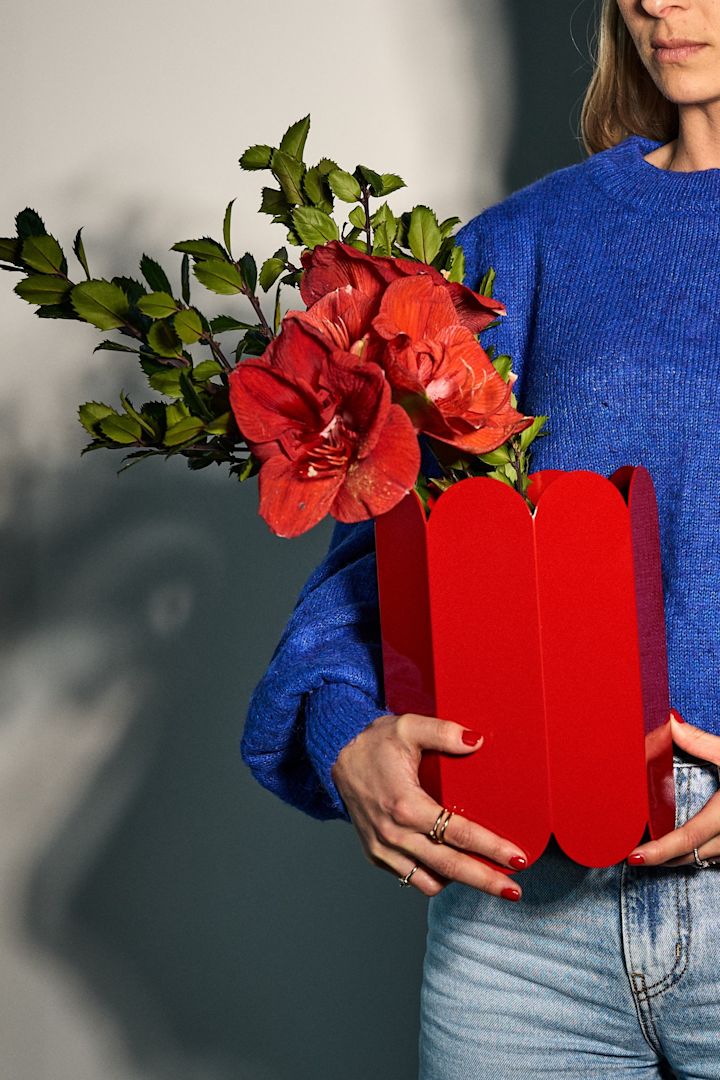 Interior design trends for spring 2023 offer colourful interior design where we like to decorate with a statement vase in tomato red like this one from HAY.