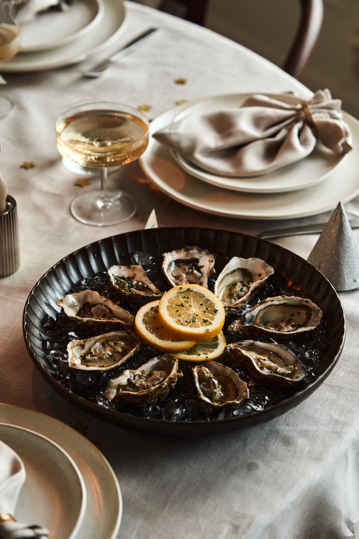 New year party ideas - here you see oysters in the Serax Inca serving bowl in green. 