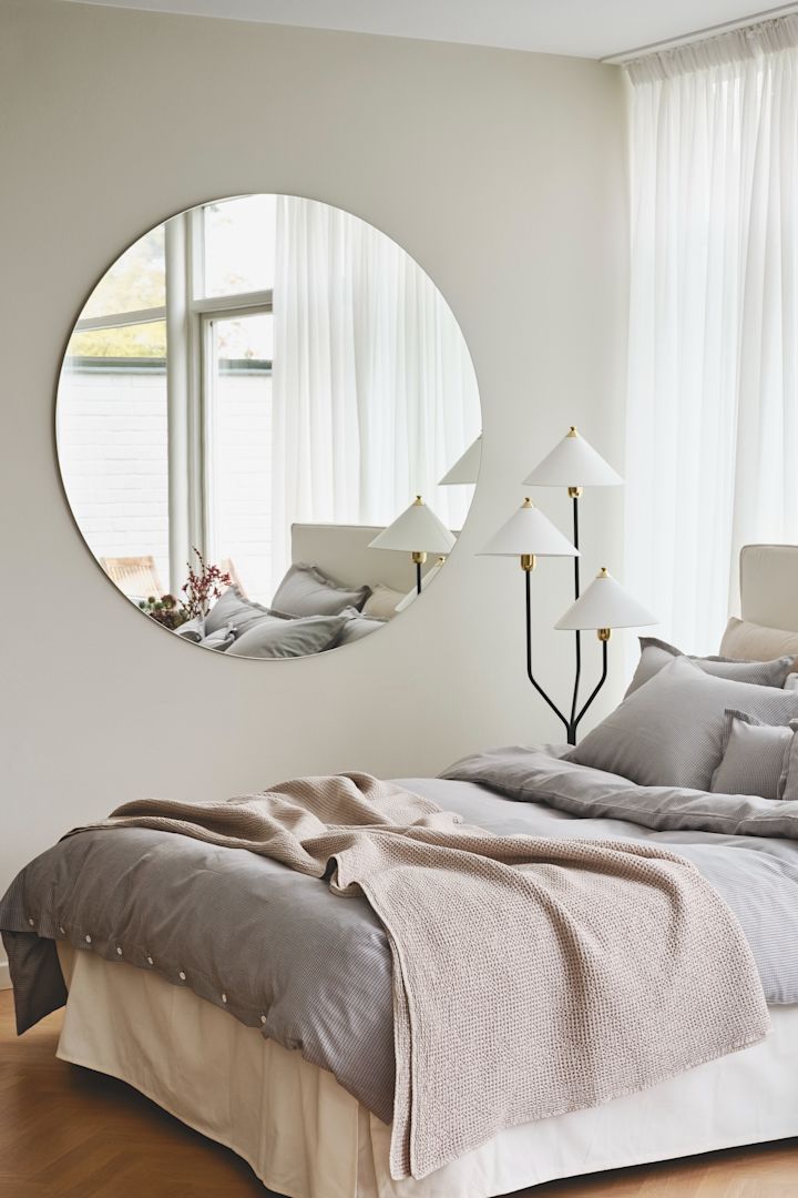 Create a hotel style bedroom with the help of a lovely bedspread, a flower in a vase and white bedsheets - like you see here from Mille Notti.