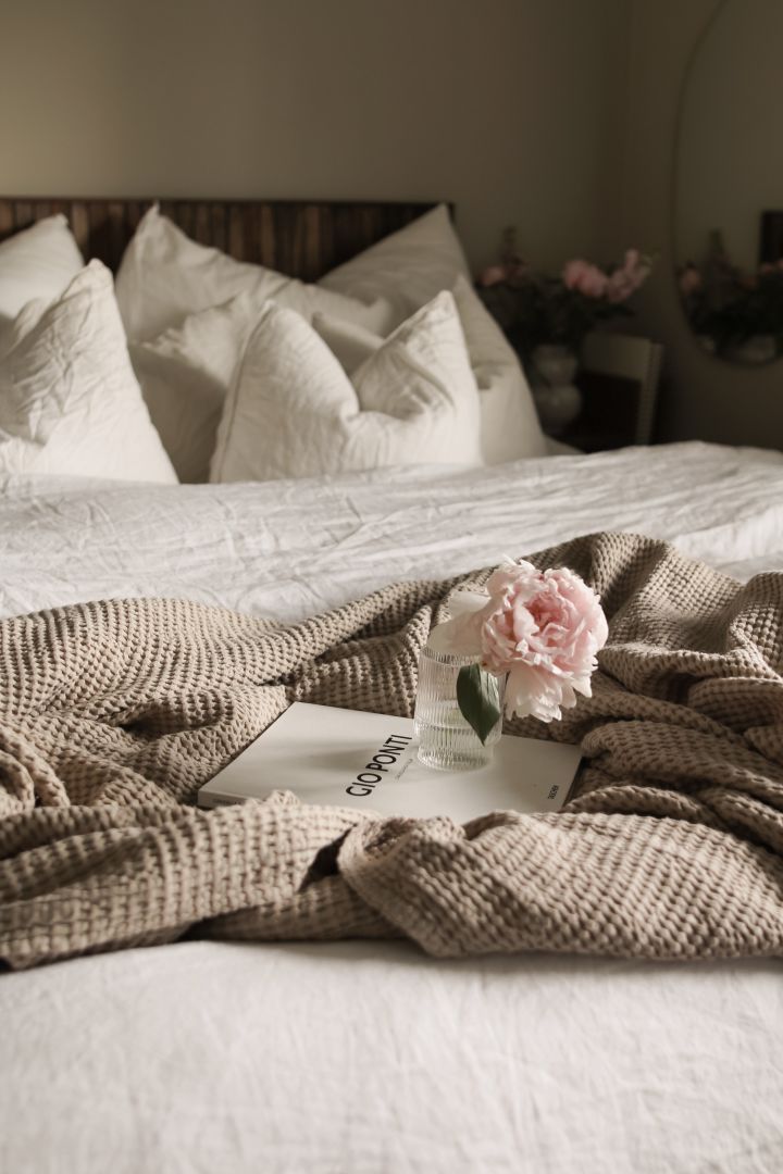 Create a hotel style bedroom with the help of a lovely bedspread, a flower in a vase and white bedsheets - like you see here in the home of instagram profile @joanna.avento. 