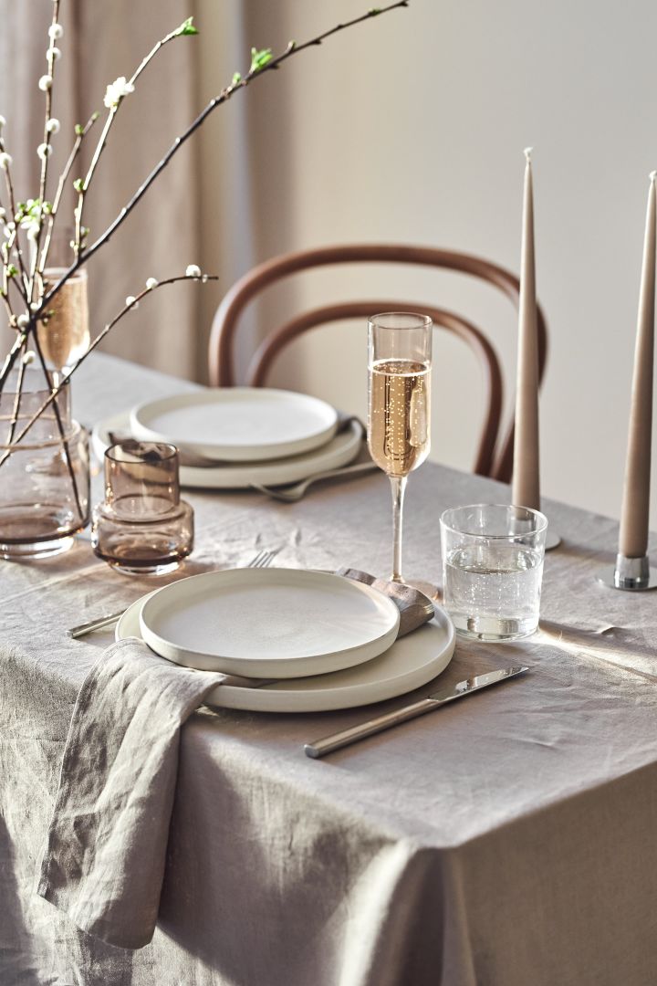 The clean tablecloth and linen napkins make the perfect base for a neutral and elegant beige table setting. 
