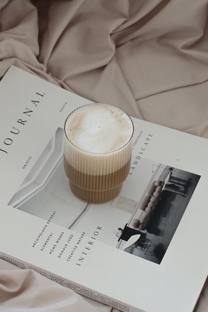 Fluted glass is one of this year's trends. Here, the influencer @ellesklingen has filled Ripple glasses from ferm LIVING with a luxurious coffee latte.
