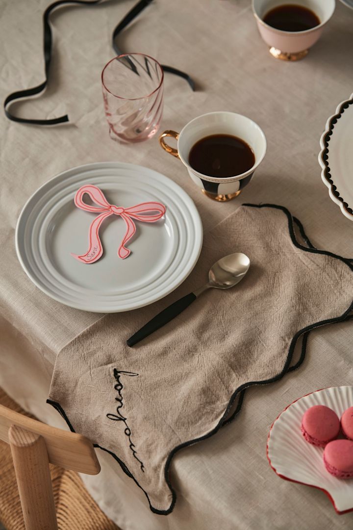 Set the table for a Galentine's celebration with your favourite girl friends. Here you see linen napkins from Byon and black and white striped teacups from Hilke Collection. 
