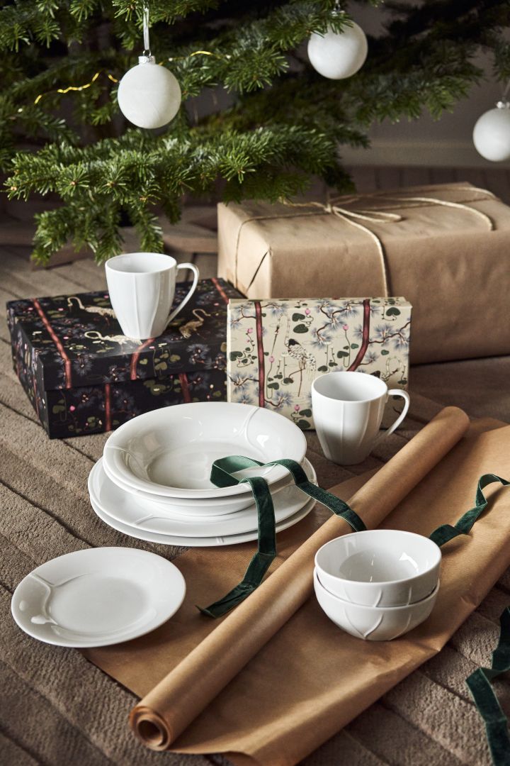 Give a nordic gift this year. Here you see a Christmas gift set that contains a Pli Blanc starter set from Rörstrand. 