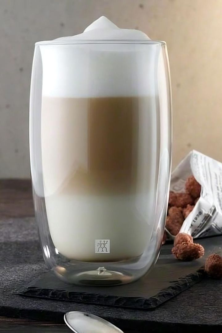Large coffee cups: The Sorrento glass from Zwilling is perfect for your latte macchiato and keeps the coffee warm for longer thanks to its double walls.