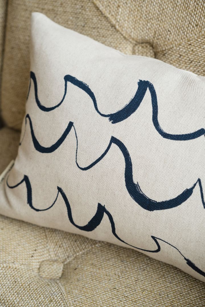 The Wave cushion cover from Fine Little Day adds a Mediterranean touch to your decor. 