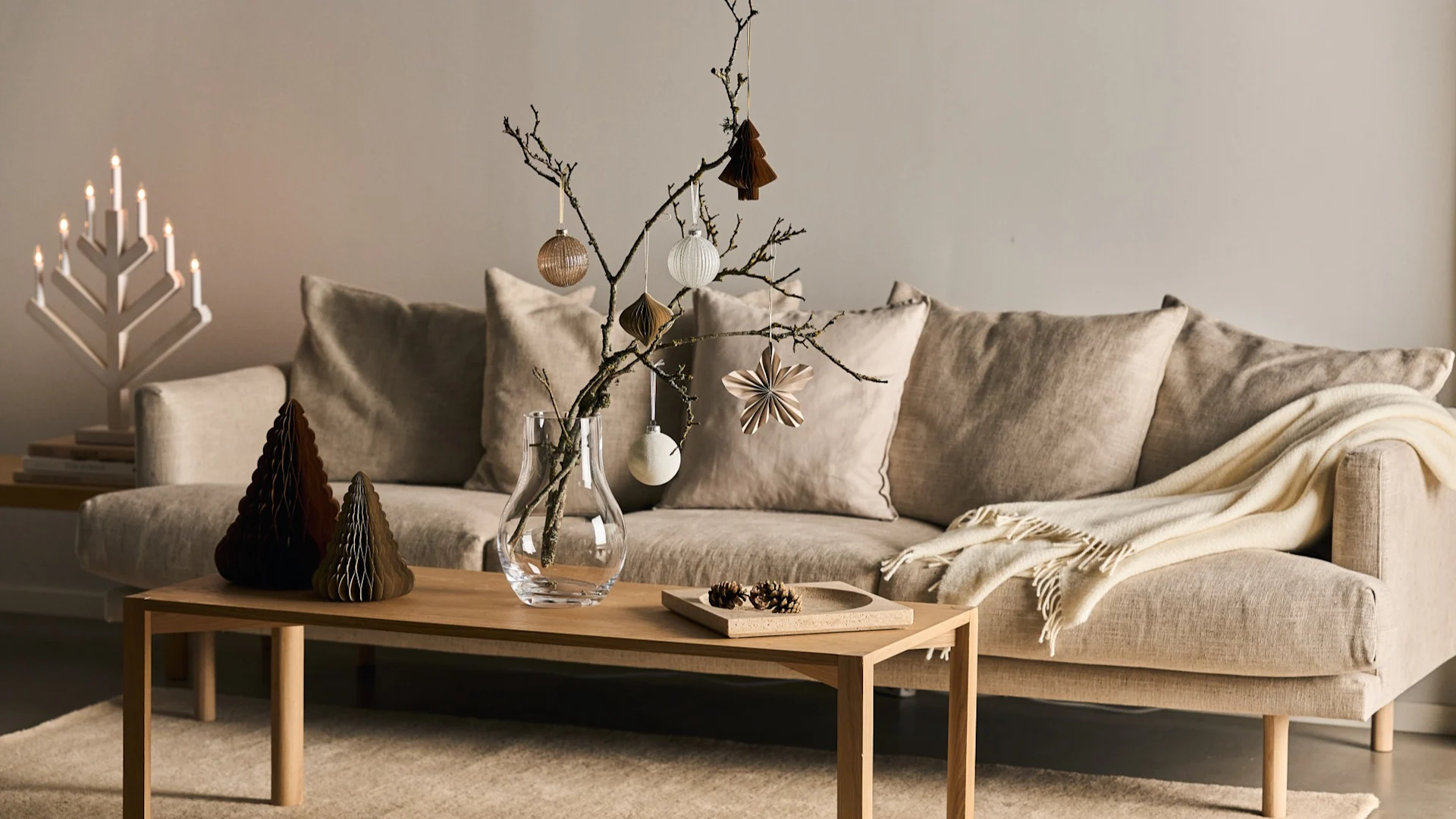 Modern and minimalist Christmas decor with Nobili spruces in olive green from Kähler on the windowsill.