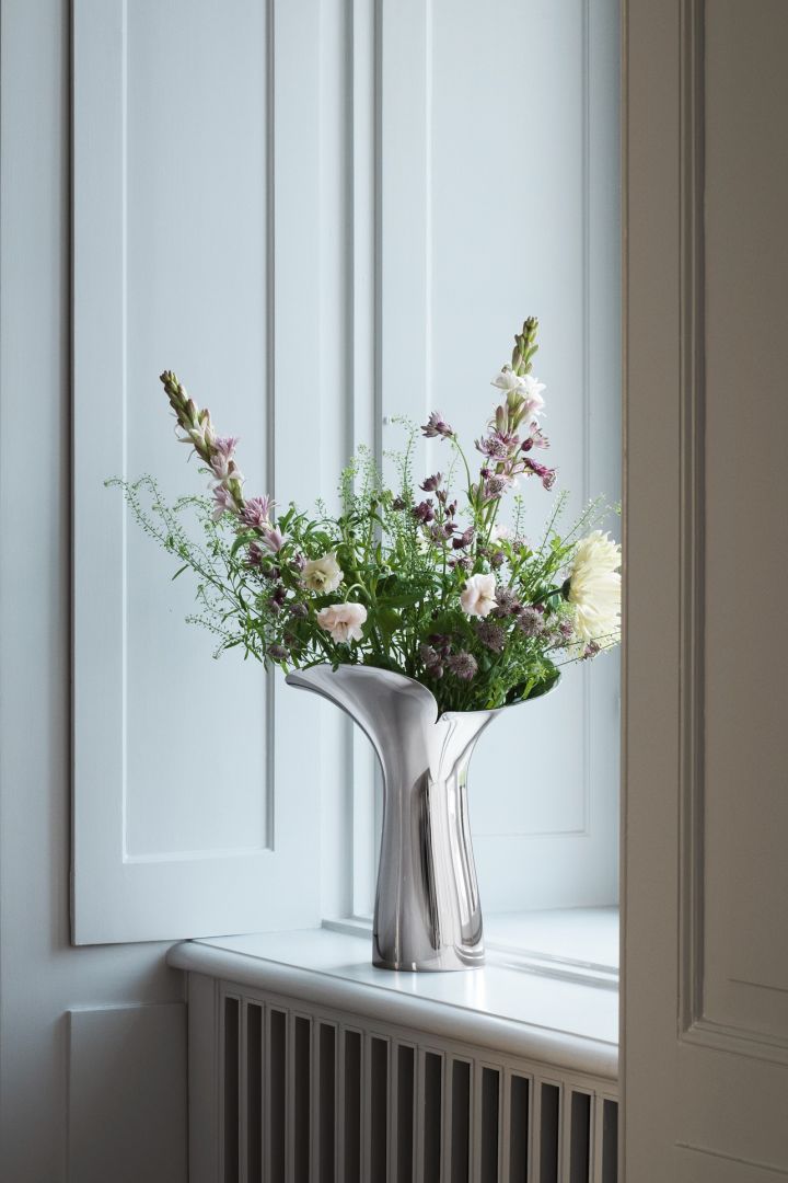 The playful Bloom Botanica in stainless steel from Georg Jensen is a timeless large vase for spring.